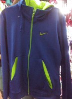 Chamarra deportiva azul con verde